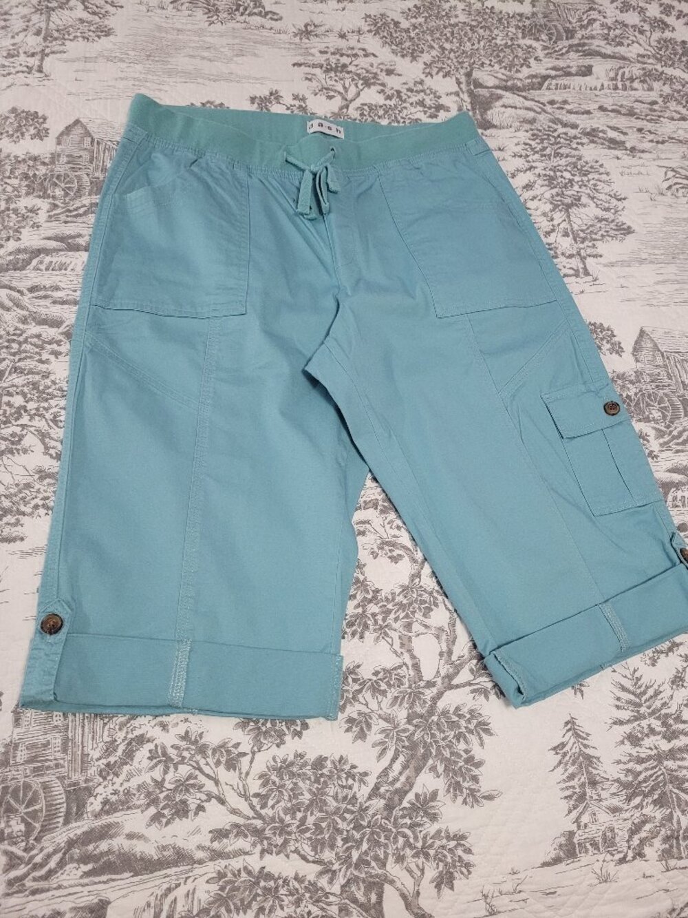 DASH Seafoam Green Cotton Pull-on Cargo Capri Pants  Long Shorts Size Medium EUC